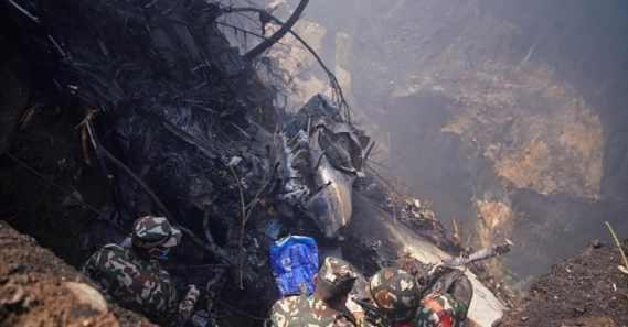 尼泊尔载72人坠毁客机失事瞬间 现场画面曝光机身失去平衡空中旋转翻倒