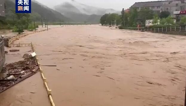 江西多地遭暴雨袭击 强降雨导致河水猛涨农田被淹出现大规模内涝