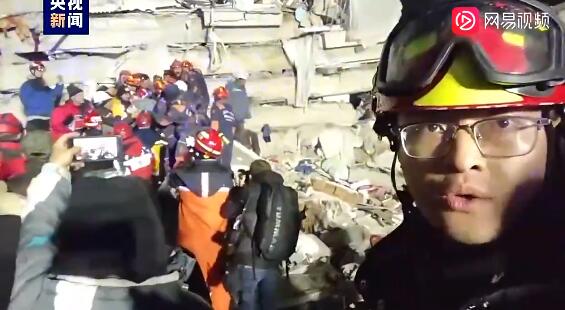 中国救援队成功参与营救首位幸存者 从倒塌废墟中救出一名孕妇令人热泪盈眶
