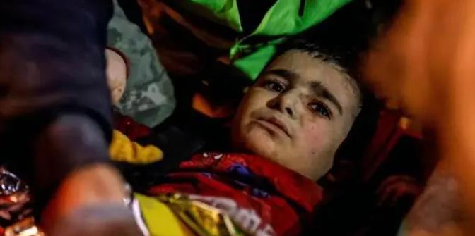 土耳其男童一句话逼哭搜救人员 现场救援详情曝光尽显无限心酸