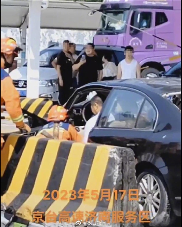 警方通报男子被撞飞:司机油门当刹车造成行人死亡 现场惨烈车子严重变形司机被卡车内满
