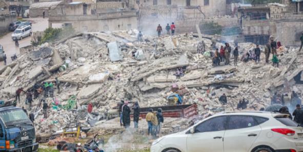 中国救援队紧急驰援土耳其震区 现场曝光强震已致超7700人遇难