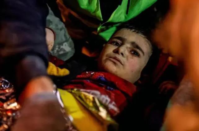 土耳其男童一句话逼哭搜救人员 “我的弟弟还很小，他可能会死掉…”