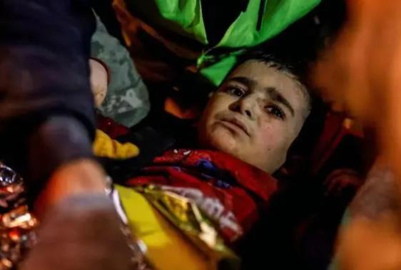 土耳其男童一句话逼哭搜救人员 详情曝光童言无忌却听哭众人令人心酸