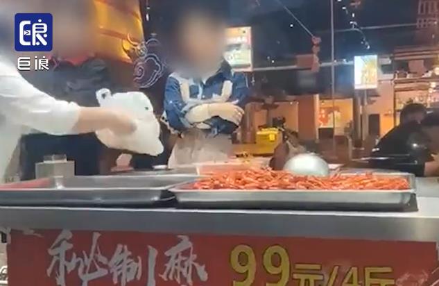 顾客称99元买4斤小龙虾做完只剩2斤 无良商家缺斤少两实在令人愤怒