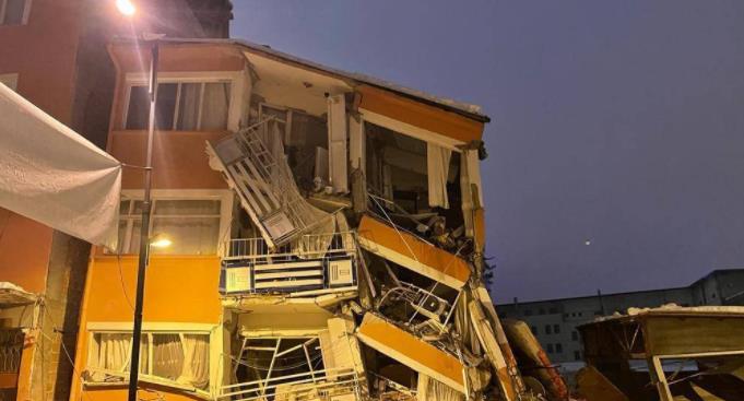 土耳其地震前后影像对比令人心痛 现场曝光建筑物被夷为平地周围都是废墟