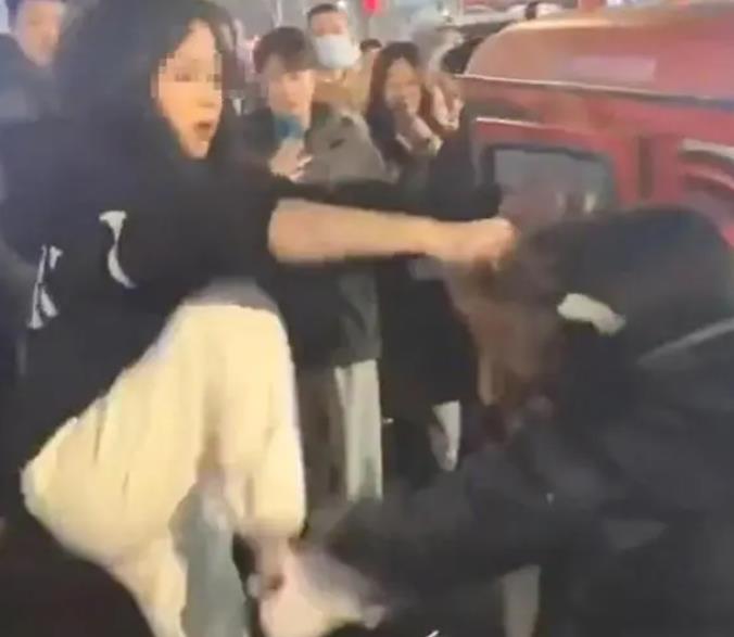 警方通报16岁女孩殴打三轮车阿姨 背后真相曝光因车费发生争吵打人者被行拘7日