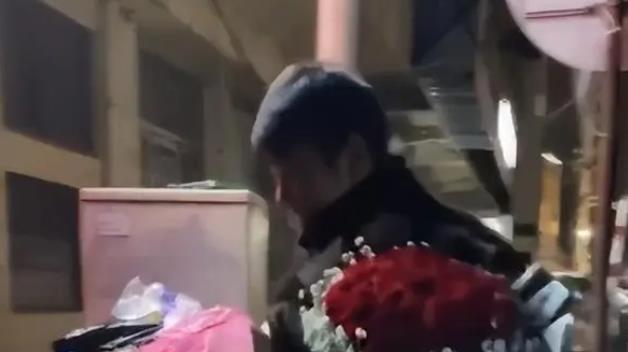 男子垃圾桶旁捡玫瑰送妻子 妻子表示：情人节只是一种仪式