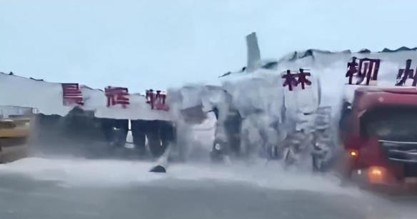 郑州大雪多个仓库倒塌损失惨重 多辆货车被砸有人受伤被救护车拉走
