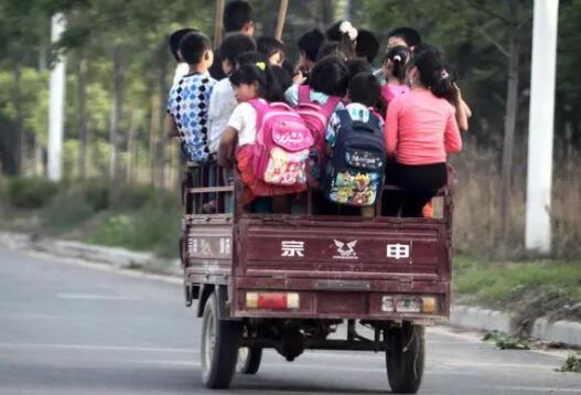 河南一小学禁止骑三轮接孩子 否则将会扣车禁止上学一刀切行为引发家长不满