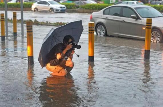 深圳暴雨:商场秒变“水帘洞” 多地街道被淹没一片汪洋全市进入暴雨防御状态