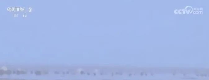 新疆库木塔格沙漠海市蜃楼奇观 不少游客前来打卡观赏