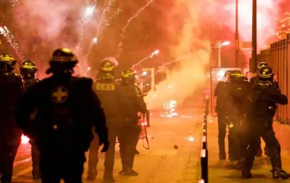 “警察射杀17岁少年”引爆法国社会 各地骚乱不断升级已经部署了大约4万名警察