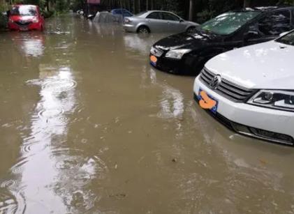 暴雨后北京街头堆积大量受损汽车 专家解析：车被水淹保险能赔吗？