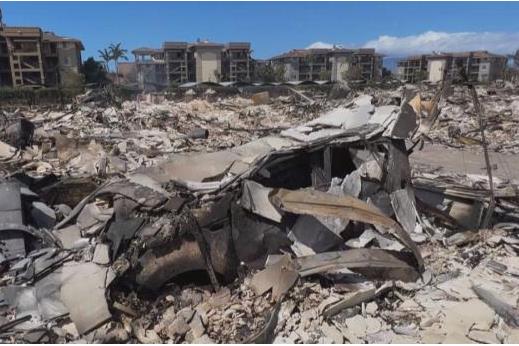 夏威夷大火约100人跳太平洋逃 毛伊岛度假小镇几乎成废墟，死亡人数升至80人