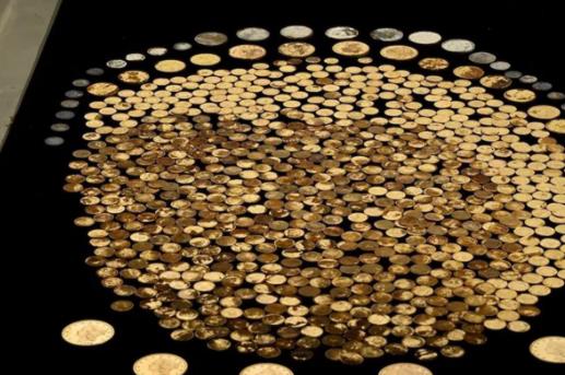 男子在自家挖出700枚200年前硬币 距今有近200年历史至少价值数百万美元