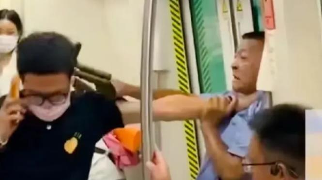 男子地铁扫码乞讨被乘客锁喉制服 详情曝光地铁内不允许有乞讨行为