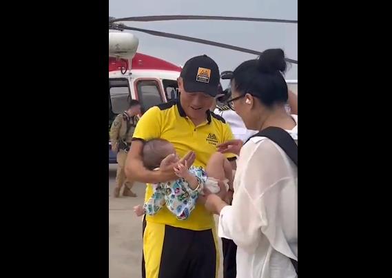 洪水中4个月大婴儿被直升机吊起 画面曝光小婴儿躺在救生包中