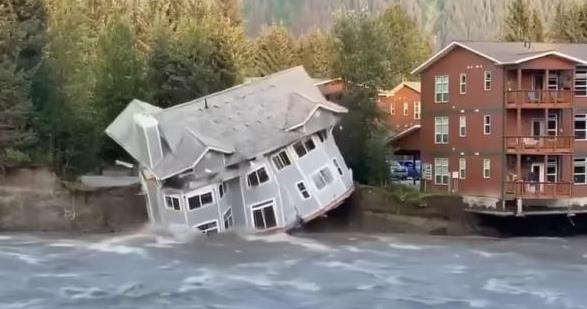 美国阿拉斯加州一建筑被洪水摧毁 画面曝光建筑坍塌被洪水冲走太吓人