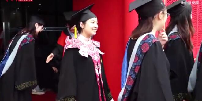 北大女生穿马面裙参加毕业典礼 弘扬中国传统文化真的是太美了