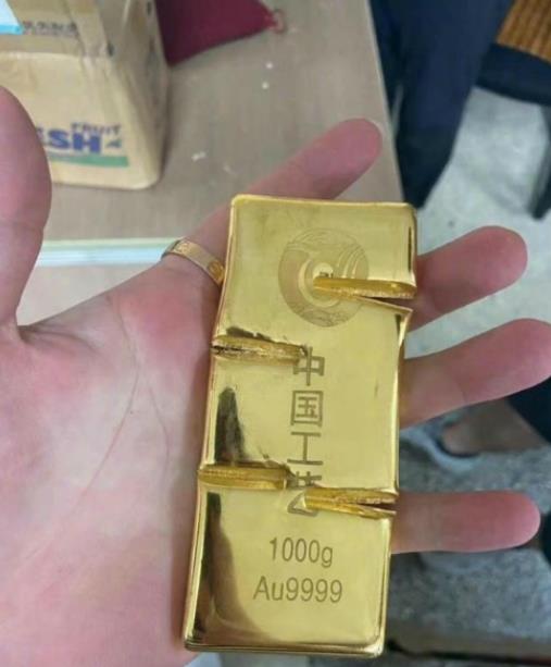 男子把买房送的1000克黄金卖了45万 黄金回收店老板一个月内收到20多公斤黄金