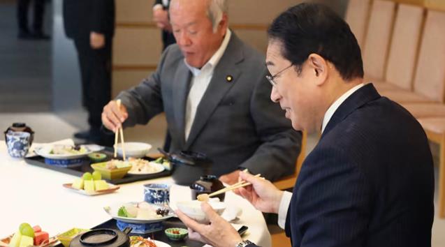 岸田文雄在鱼市场大吃福岛章鱼 日本官员：为促进消费，给受核污水排放影响的日本渔业站台