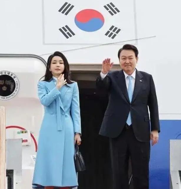 韩总统尹锡悦岳母当庭被捕 韩国出现很戏剧性一幕
