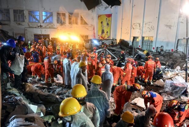 齐齐哈尔体育馆坍塌共11人遇难 珍珠岩浸水后重量翻三倍引发坍塌详情曝光