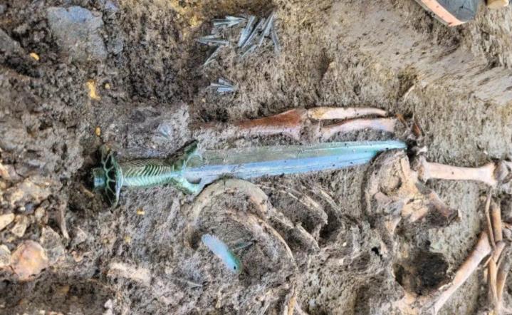 德国发现3000年前青铜剑 现场还发现一个男人、一个女人和一个男孩的遗骨