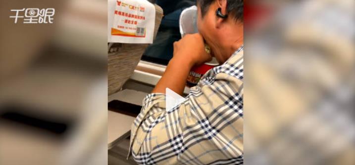 老人怕味大影响乘客高铁上干吃泡面 拍摄者：希望大家多一些包容