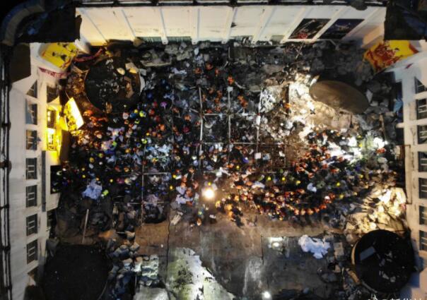 齐齐哈尔体育馆坍塌共11人遇难 坍塌前画面曝光家长在医院悲痛发声无人出面