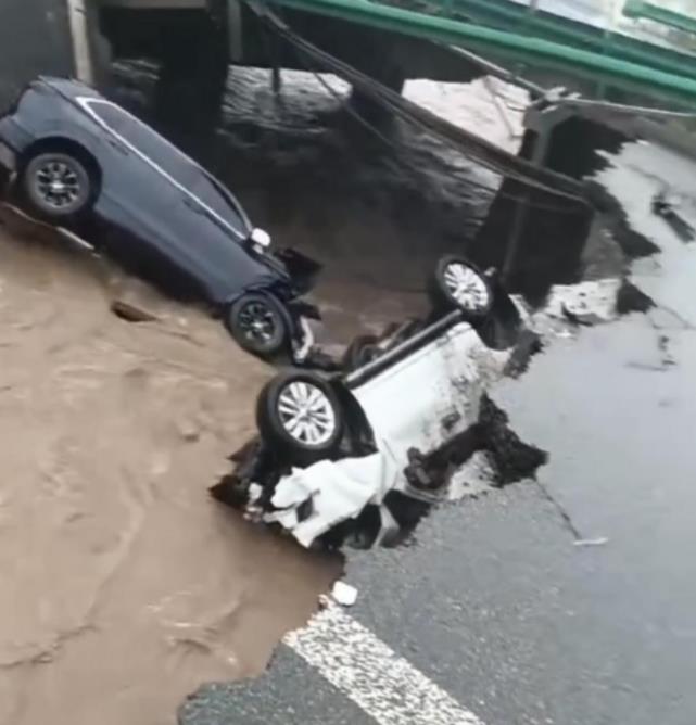 黑龙江一桥梁因降雨坍塌有车坠落 官方回应：正紧急处置，道路已双向管控