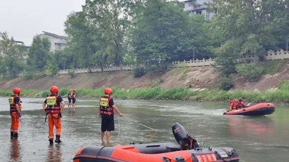 成都两男子救溺水女子后失联 现场画面曝光河道涨水太快水流很急