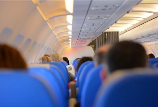 乘客称起飞时机组人员联网刷视频 这样的行为职业道德何在？