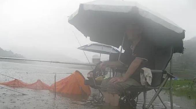 广东暴雨积水成河 有人屋内钓鱼 外卖小哥电动车变水上摩托