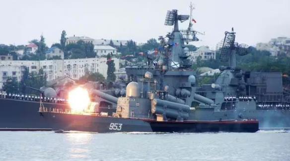 俄军4000吨级军舰剧烈爆炸 正在逐渐下沉