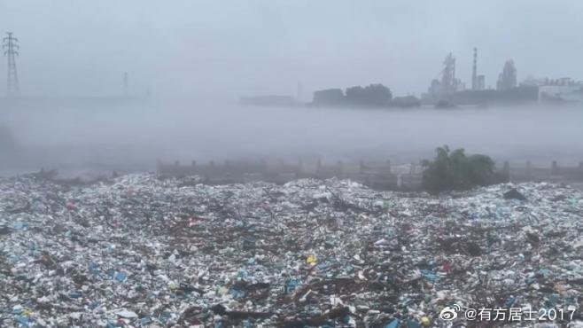 暴雨过后的下游河道：堆满生活用品 现场画面曝光如垃圾场