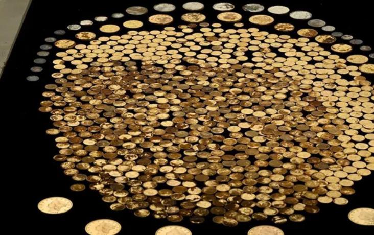 男子在自家挖出700枚200年前硬币 价值数百万美元可以自行处理