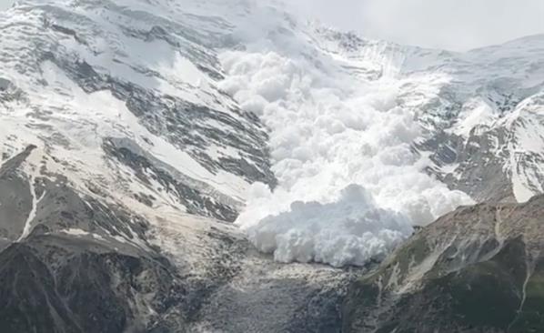 游客新疆旅游拍下雪崩全过程 画面曝光壮观又可怕