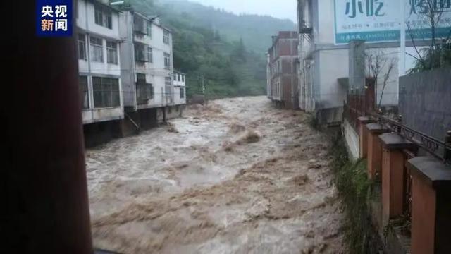 云南昭通暴雨致3死1失联 部分汽车被洪水冲走