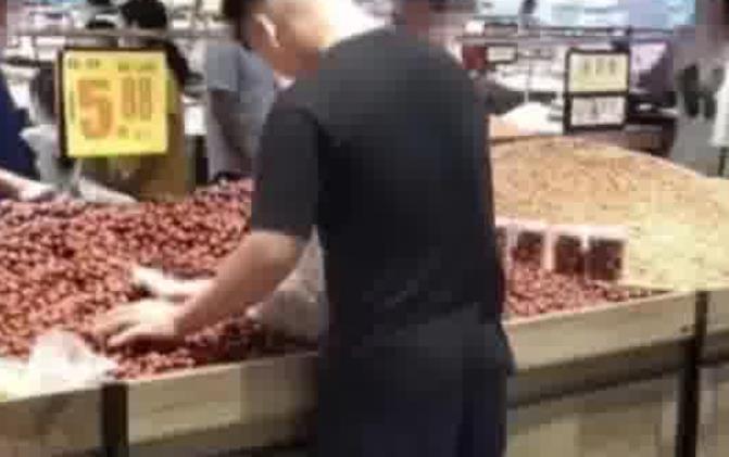 男子把小孩放进超市红枣堆玩耍 目前已联系相关部门更换红枣
