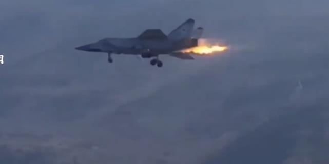 罕见画面！俄米格31战机坠毁前喷火 军机记录下飞行员弹射逃生瞬间