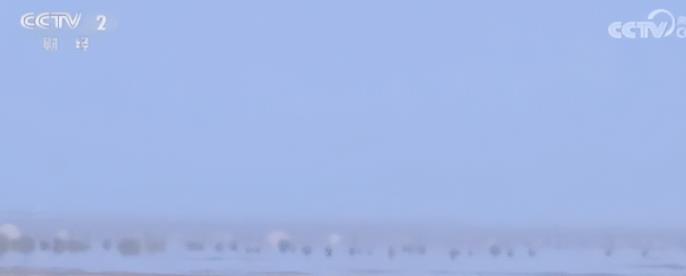 新疆库木塔格沙漠海市蜃楼奇观 神奇景象引众人围观惊叹